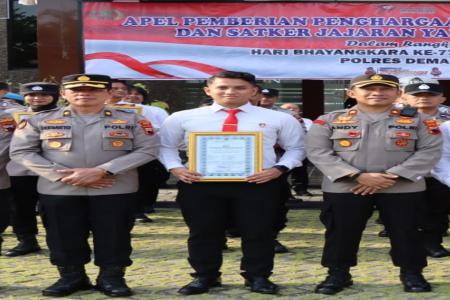 KAPOLRES DEMAK BERI PENGHARGAAN KE