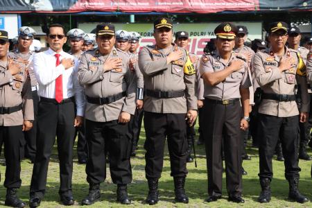 KAPOLRES DEMAK PIMPIN UPACARA KENAIKAN