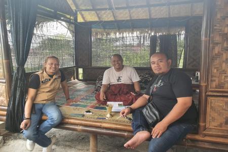 Sambangi Kediaman Mbah Bejo Dua Pimred Membahas Pilkada 2024