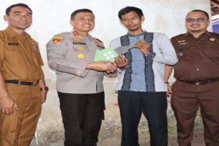 Kapolres Lebak Bagikan Bansos Dan Resm