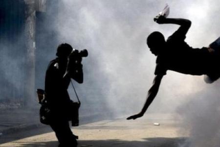 JURNALIS MALAM PENCARI PENGHUNI KE