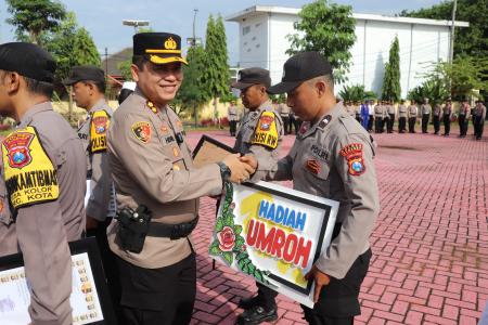 Kapolres Sumenep Berikan Penghargaan d