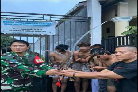 7 REMAJA GANGSTER BERSENJATA TAJAM