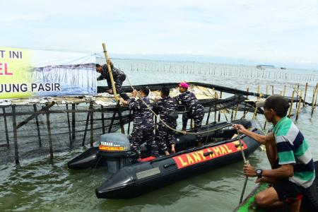 TNI AL BERSAMA MASYARAKAT PESISIR 