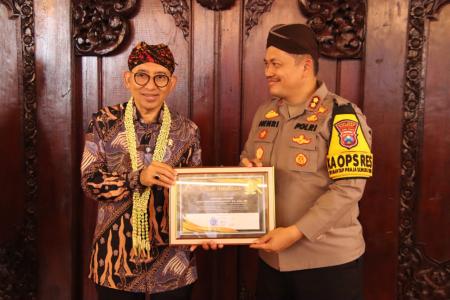 KAPOLRES SUMENEP TERIMA PENGHARGAA