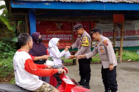 Polsek Kertek Bagikan Takjil Wujud Kep