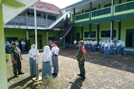 ANGGOTA TNI BERIKAN LATIHAN TATA U