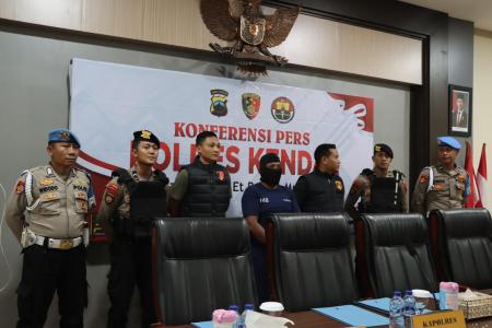 POLISI TANGKAP PRIA BERSENJATA TAJ
