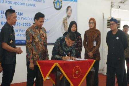 Plt Kadis KoperasiUKM Hadiri Penandata