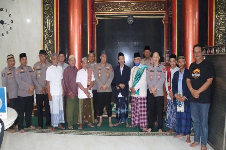 Subuh Berjamaah Polres Nganjuk Gandeng