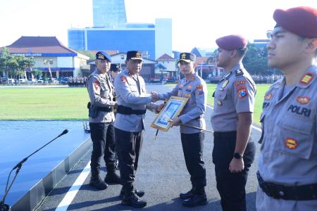 Kapolda Jatim Beri Penghargaan 73 Pers