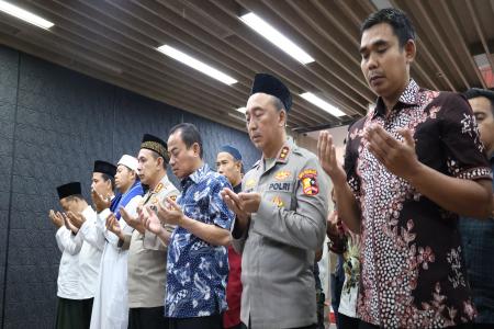 DIVHUMAS POLRI GELAR SHALAT GAIB U