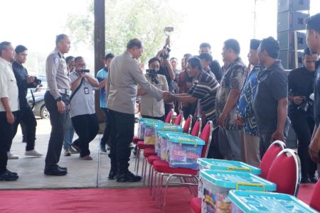 KAPOLDA JATIM SERAHKAN BANTUAN SEM