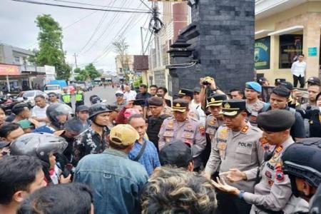 Warga Geruduk Mapolres Wonosobo Tuntut