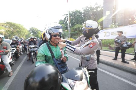 GATUR LALIN SAMBIL BERBAGI HELM DA