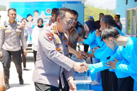 Kapolri Berikan Bansos dan Salurkan Ba