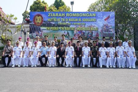 ZIARAH KE MAKAM BUNG KARNO, TNI PE