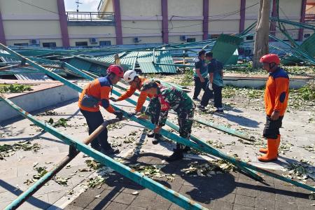TNI  Polri Dan Warga Gelar Kerja Bakti