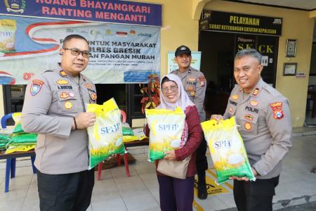 Senyum Sumringah Warga  Peroleh Beras 